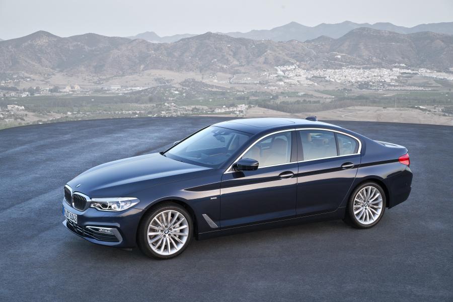  BMW 530d xDrive Sedan Luxury Line 2017 года  (WW) (фото 27 из 61)